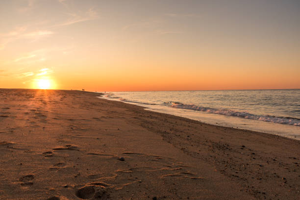 majestoso pôr do sol outono sobre uma linda praia de areia - provincetown - fotografias e filmes do acervo