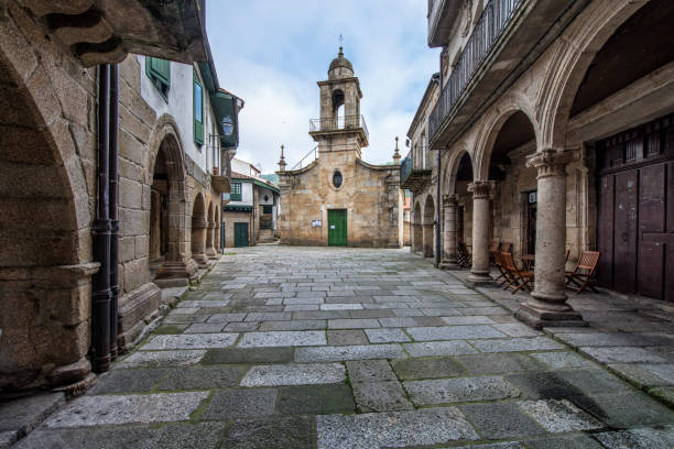 リバダビアのユダヤ人地区の古代シナゴーグ - ourense province ストックフォトと画像