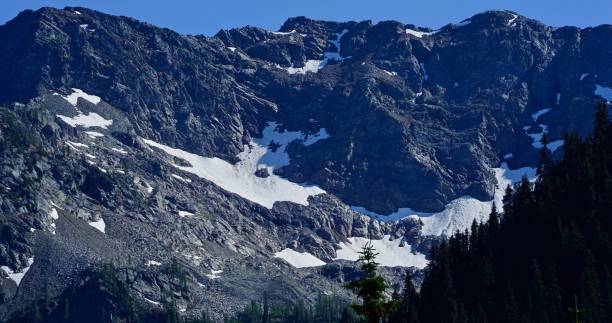 rainy pass extreme rock - north cascades national park washington state northern cascade range mountain pass stock-fotos und bilder