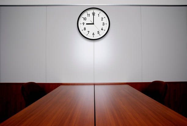 zegar ścienny w sali konferencyjnej - table time clock clock face zdjęcia i obrazy z banku zdjęć