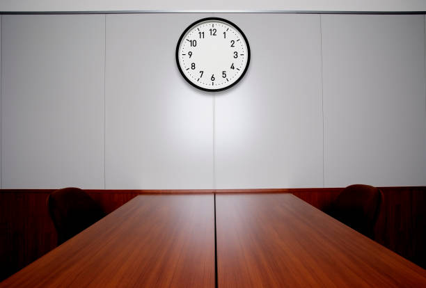 pusty zegar ścienny w sali konferencyjnej - table time clock clock face zdjęcia i obrazy z banku zdjęć