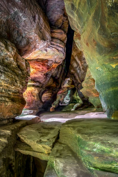 inside rock house en hocking hills - natural tunnel state park fotografías e imágenes de stock