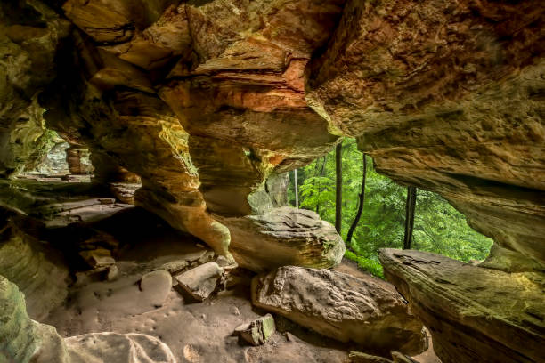 rock house cave en hocking hills - natural tunnel state park fotografías e imágenes de stock