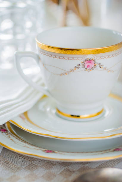 винтажный чай или кофейная чашка с золотым ободком на блюдце. - afternoon tea china antique cup стоковые фото и изображения