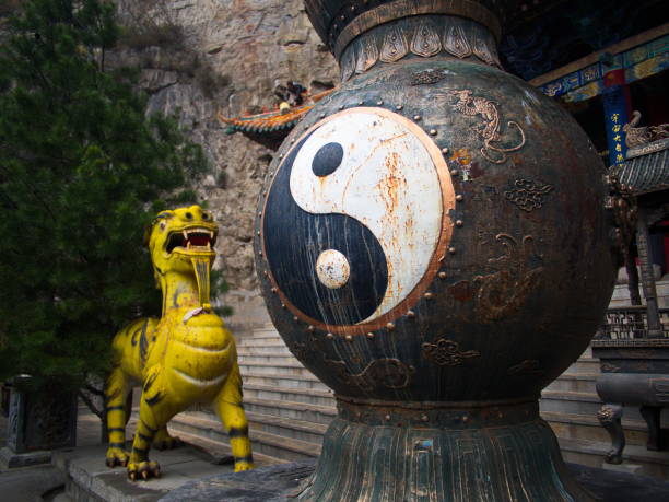 taoist znak w mianshan mountain światowego dziedzictwa unesco, wiele starożytnych wiszących świątyń taoistycznych i jaskiń. starożytne miasto pingyao, prowincja shanxi, chiny. 18 października 2018 - taoist charm zdjęcia i obrazy z banku zdjęć