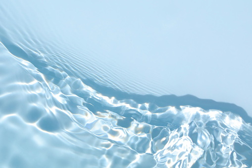 textura de superficie de agua tranquila clara de color azul transparente photo