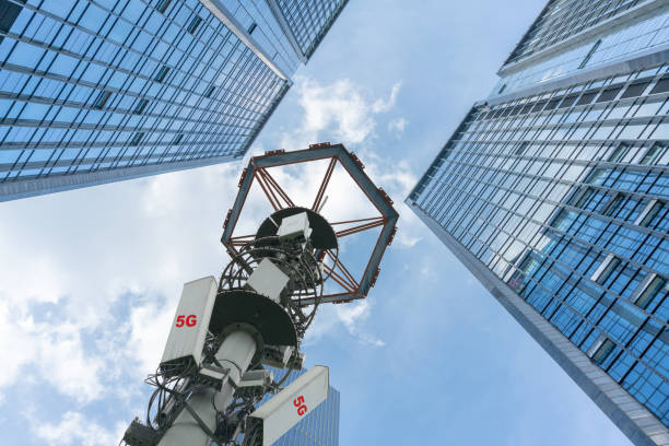 vista de ángulo bajo de los edificios de oficinas modernos y la torre de transmisión 5g. - financial district audio fotografías e imágenes de stock