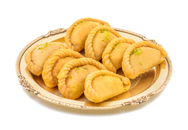 gujiya o gujia es un alimento dulce indio - madhya fotografías e imágenes de stock