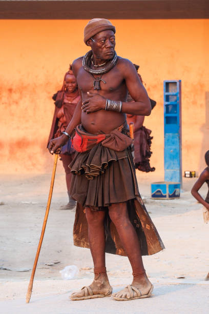 opuwo, namibia: vecchio namibiano per strada, visto a opuwo, capitale della regione di kunene in namibia - student outdoors clothing southern africa foto e immagini stock