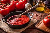Cooking and seasoning tomato sauce