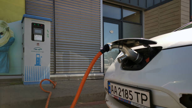 repostaje coche eléctrico nissan leaf en la estación de carga. cierre la toma del cable de carga. concepto de energía verde. pista kiev-odessa. agosto 2020, kiev ucrania - nissan leaf fotografías e imágenes de stock