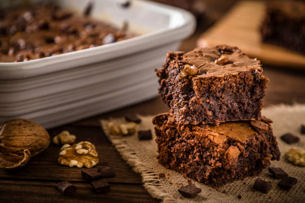 домашнее шоколадное пирожо на деревенском деревянном столе - brownie baked bakery brown стоковые фото и изображения