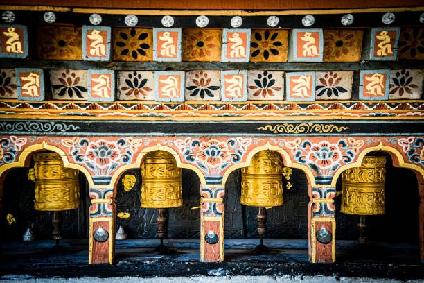 coloridas ruedas doradas de oración dentro del pabellón tradicional de madera en punakha en bután - bhutan himalayas wheel vibrant color fotografías e imágenes de stock