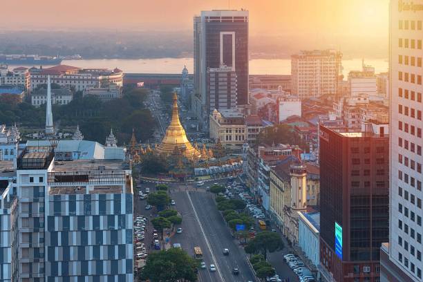 22.01.2020 yangon, myanmar (birma), luftaufnahme, blick von der drohne auf den downtovn von yangon mit shwedagon pagode und straßenverkehr bei sonnenuntergang pop-farben. yangon - die alte hauptstadt von burma - myanmar stock-fotos und bilder