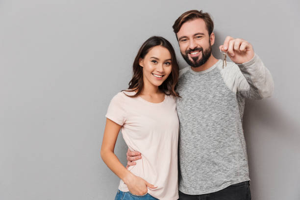 Verticale d’un jeune couple heureux étreignant - Photo