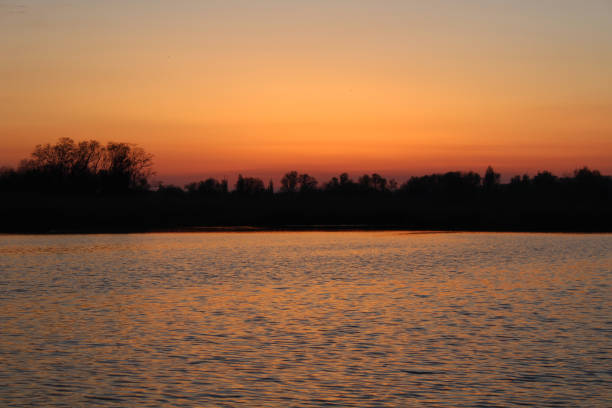 красивый закат на реке - europe sunlight river sun стоковые фото и изображения