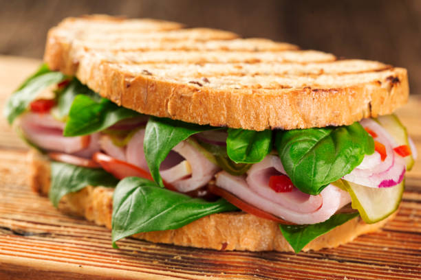pôster delicioso sanduíche de presunto close-up em tábua de cozinha de madeira, vista superior - sandwich turkey cold meat - fotografias e filmes do acervo