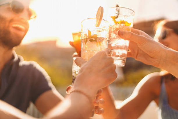 melhores amigos bebendo mojito no restaurante counter cocktail bar - conceito de amizade com jovens que se divertem brindando bebidas no happy hour no pub ao ar livre - aperitivo - fotografias e filmes do acervo