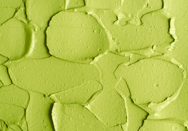 緑の化粧粘土(キュウリフェイシャルマスク、アボカドフェイスクリーム、緑茶抹茶ボディラップ)のテクスチャクローズアップ、選択的なフォーカス。ブラシストロークを含む抽象的な背景� - seaweed spirulina bacterium algae food ストックフォトと画像