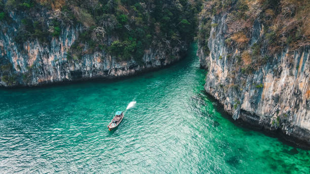 朝の高い角度から見た海と紅島の眺め - thailand beach longtail boat cliff ス��トックフォトと画像