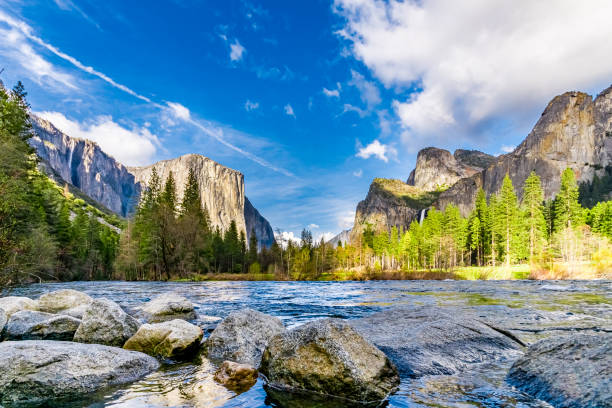 vista de el capitan e half dome no parque nacional de yosemite - yosemite valley - fotografias e filmes do acervo