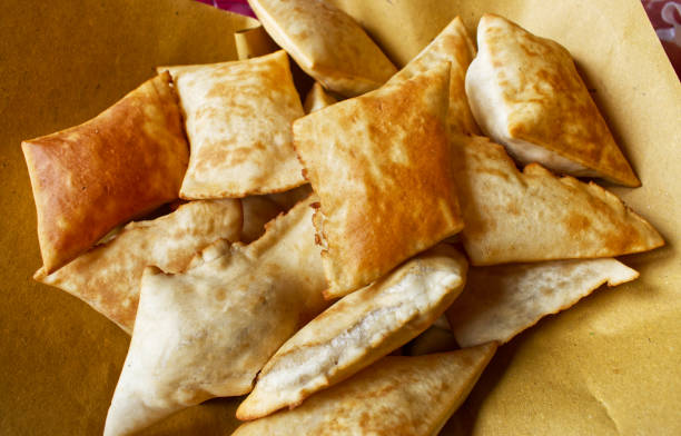 gnocco fritto. antipasto tradizionale italiano emilia romagna, modenese. conosciuto anche come: crescentine fritte a bologna. sostituire il pane, fatto con pasta fritta. - biscotti italian cuisine italian culture breakfast foto e immagini stock