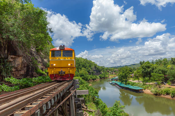 カンチャナブリタイの列車有名な場所と死の鉄道 - kanchanaburi province train thailand diesel ストックフォトと画像