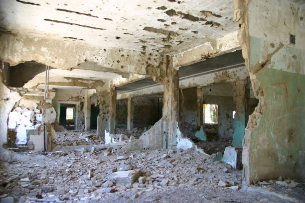 vista da cidade destruída de quneitra na síria - qunaitira - fotografias e filmes do acervo