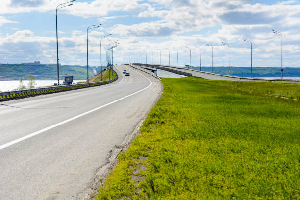 pont présidentiel dans la ville d’oulianovsk du côté gauche de la volga. le pont de 5825 mètres de long est le quatrième plus grand de russie. - joueur de champ gauche photos et images de collection