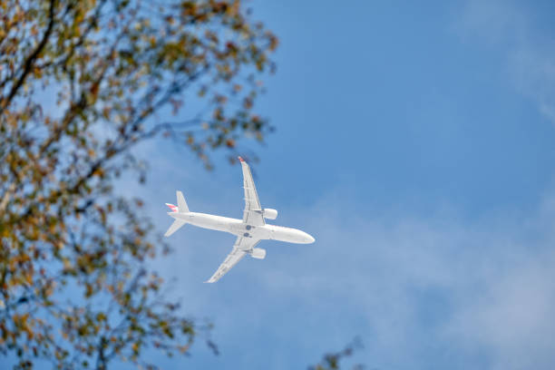 airbus-flugzeug fliegt mit wolken durch blauen himmel - air vehicle audio stock-fotos und bilder