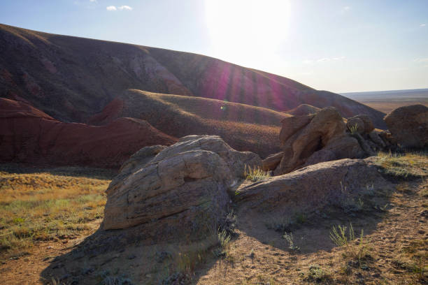 Big Bogdo mountain. Red Sandstone outcrops on the slopes of the sacred mountain in the Caspian steppe of the bogdinsky-Baskunchak reserve, Astrakhan region, Russia. Landscape of Bolshoe Bogdo mountain and salt lake. Bogdo growing mountain. gran montaña bogdo. red sandstone aflora en las laderas de la montaña sagrada en la estepa del caspio de la reserva bogdinsky-baskunchak, región de astracán, rusia. paisaje de la montaña bolshoe bogdo y lago salado. bogdo cultivando montaña.