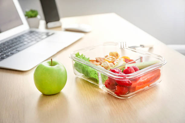 healthy lunch at office workplace - lunch box lunch red apple imagens e fotografias de stock