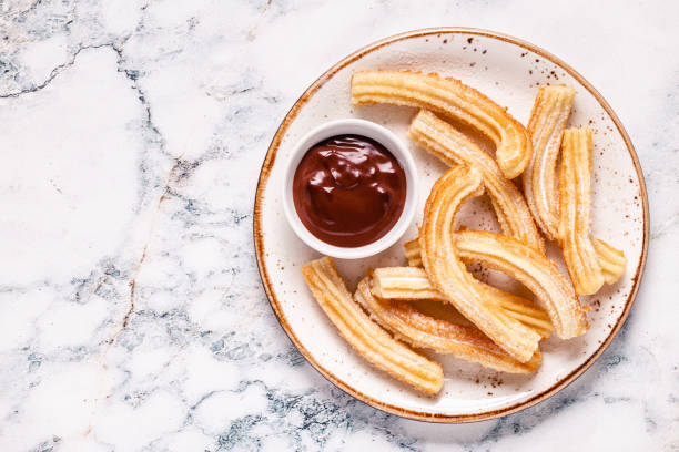 churros con azúcar en polvo y salsa de chocolate, vista superior - churro chocolate cup sweet food fotografías e imágenes de stock