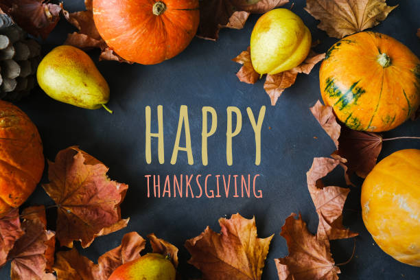 ramka wykonana z dyń, gruszek i jesiennych liści z radosnym tekstem dziękczynienia. - thanksgiving zdjęcia i obrazy z banku zdjęć