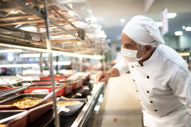 szef kuchni sprawdza jedzenie w formie bufetu - cafeteria food service business zdjęcia i obrazy z banku zdjęć