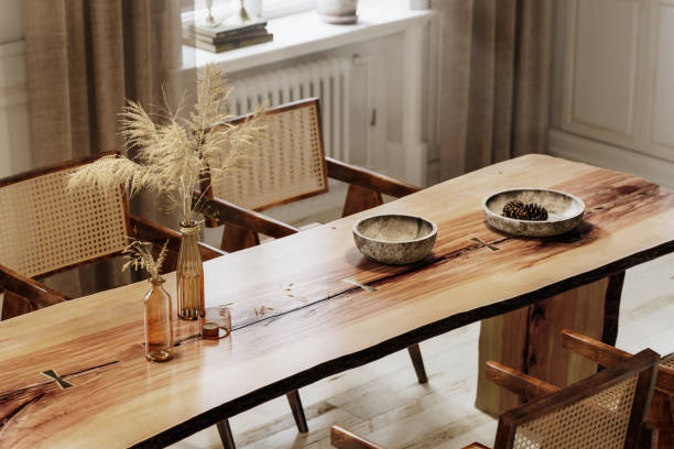 거친 가장자리 판자 식탁의 3d 렌더링 - dining table food elegance 뉴스 사진 이미지