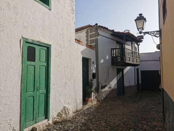 istock Guide of Isora traditionneles Haus 1266351452