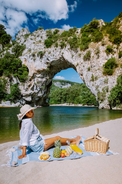 donna in vacanza nell'ardeche france pont d arc, ardeche france, vista dell'arco narurale a vallon pont d'arc nel canyon di ardeche in francia - canoeing people traveling camping couple foto e immagini stock