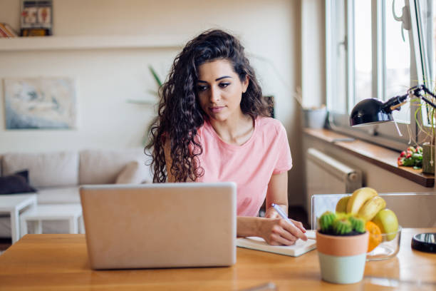 jovem mulher tentando encontrar um emprego online - aplicar - fotografias e filmes do acervo