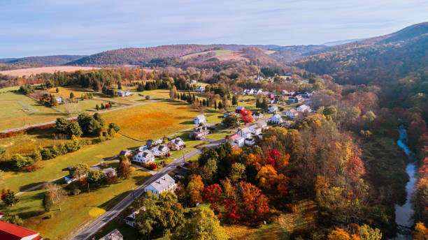 秋の朝、山の森に囲まれた小さな町の空中写真。 - fog road autumn highway ストックフォトと画像