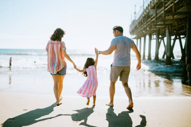 liebende familie genießt sonne am strand von los angeles - santa monica beach santa monica santa monica pier beach stock-fotos und bilder