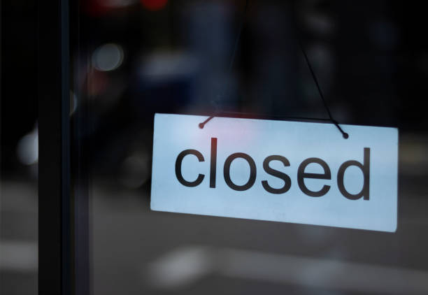 在科維德-19大流行期間,倫敦市中心一家商店櫥窗的封閉標誌。 - 關閉的 圖片 個照片及圖片檔