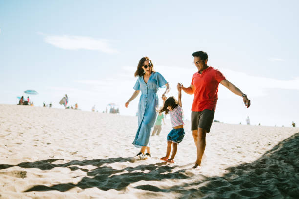 liebende familie genießt sonne am strand von los angeles - santa monica santa monica beach beach california stock-fotos und bilder