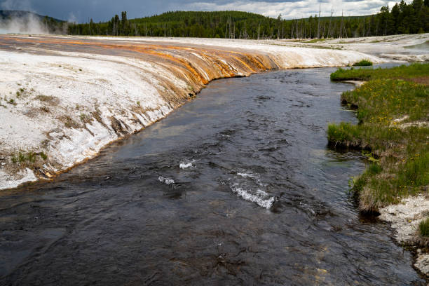 el río firehole en el parque nacional yellowstone, como se ve desde las aguas termales en el área geotérmica de la cuenca de arena negra - río firehole fotografías e imágenes de stock