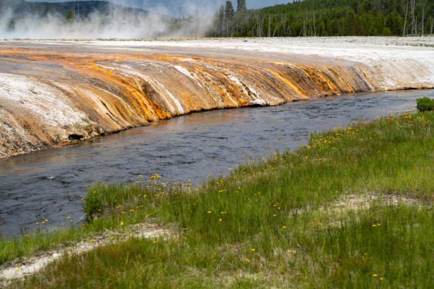 la rivière firehole dans le parc national de yellowstone, vue des sources thermales de la zone géothermique du bassin de sable noir - lake volcano volcanic crater riverbank photos et images de collection