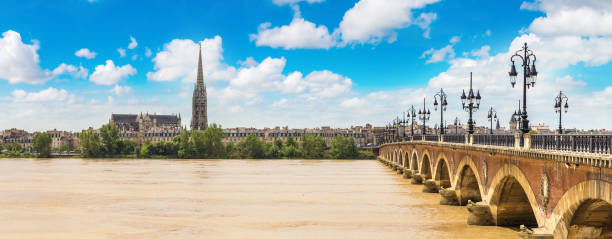 istock Old stony bridge in Bordeaux 1266374590