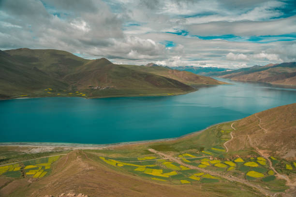 istock Yamdroktso lake in tibet 1266375412