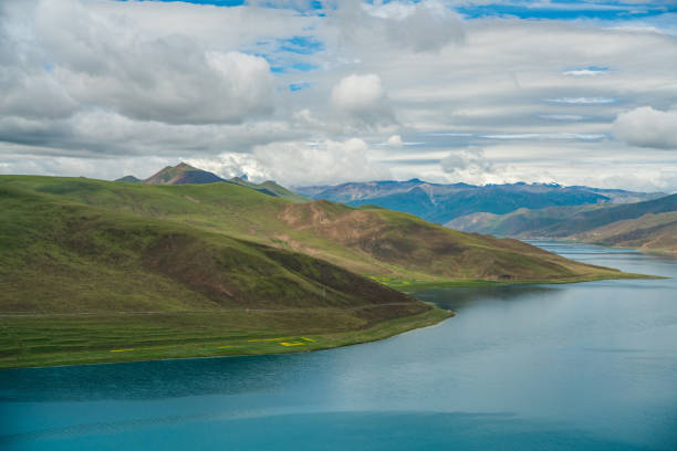 istock Yamdroktso lake in tibet 1266375434