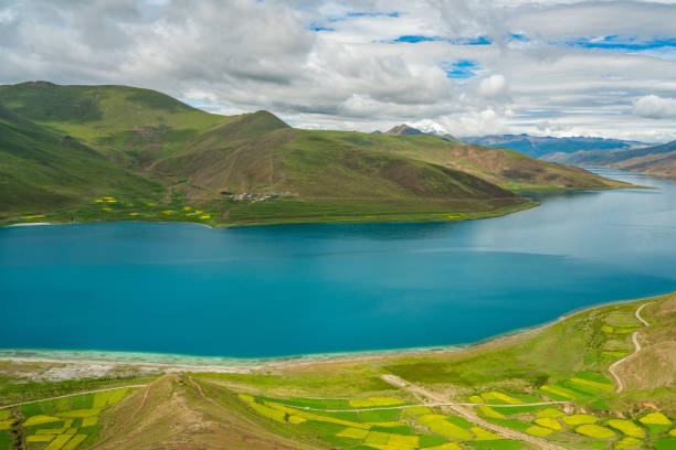 istock Yamdroktso lake in tibet 1266375987
