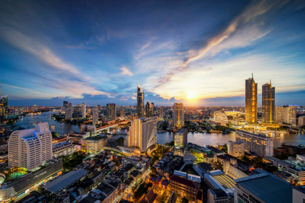городской пейзаж в городе бангкок от бара на крыше отеля с фоном реки чао прайя - silom стоковые фото и изображения